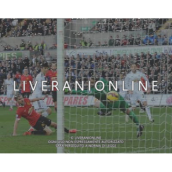 GOAL - Swansea City\'s Ki Sung-Yueng scores his sides first goal Photographer Ashley Crowden/CameraSport Football - Barclays Premiership - Swansea City v Manchester United - Saturday 21st February 2015 - Liberty Stadium - Swansea © CameraSport - 43 Linden Ave. Countesthorpe. Leicester. England. LE8 5PG - Tel: +44 (0) 116 277 4147 - admin@camerasport.com - www.camerasport.com AG ALDO LIVERANI SAS ONLY ITALY