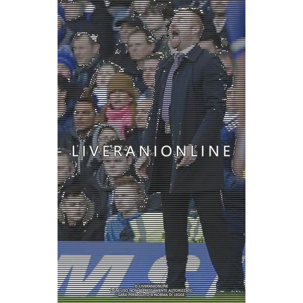 Burnley manager Sean Dyche shouts instructions to his team from the dug-out Photographer Craig Mercer/CameraSport Football - Barclays Premiership - Chelsea v Burnley - Saturday 21st February 2015 - Stamford Bridge - London © CameraSport - 43 Linden Ave. Countesthorpe. Leicester. England. LE8 5PG - Tel: +44 (0) 116 277 4147 - admin@camerasport.com - www.camerasport.com AG ALDO LIVERANI SAS ONLY ITALY