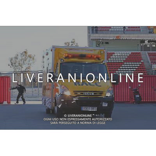 Fernando Alonso (ESP) McLaren is returned to the paddock in an ambulance. 22.02.2015. Formula One Testing, Day Four, Barcelona, Spain. /Agenzia Aldo Liverani sas - ITALY ONLY - EDITORIAL USE ONLY