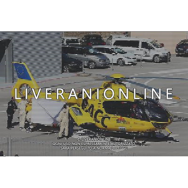 Fernando Alonso (ESP) McLaren is airlifted from the circuit in a helicopter. 22.02.2015. Formula One Testing, Day Four, Barcelona, Spain. /Agenzia Aldo Liverani sas - ITALY ONLY - EDITORIAL USE ONLY