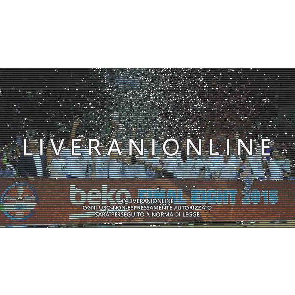 Beko Final Eight 2015 Finale Desio (MB) - 22.02.2015 EA7 Armani Jeans Olimpia Milano-Banco di Sardegna Sassari Nella Foto:vannuzzo manuel alza la coppa per sassari /Ph.Vitez-Ag. Aldo Liverani