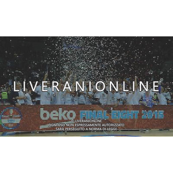 Beko Final Eight 2015 Finale Desio (MB) - 22.02.2015 EA7 Armani Jeans Olimpia Milano-Banco di Sardegna Sassari Nella Foto:vannuzzo manuel alza la coppa per sassari /Ph.Vitez-Ag. Aldo Liverani
