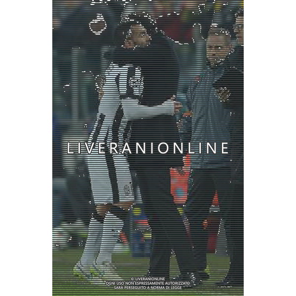 UEFA Champions League 2014/2015 Ottavi di Finale Andata Torino - 24.02.2015 Juventus-Borussia Dortmund Nella Foto: abbraccio di massimiliano allegri e carlos tevez dopo la sostituzione /Ph.Vitez-Ag. Aldo Liverani