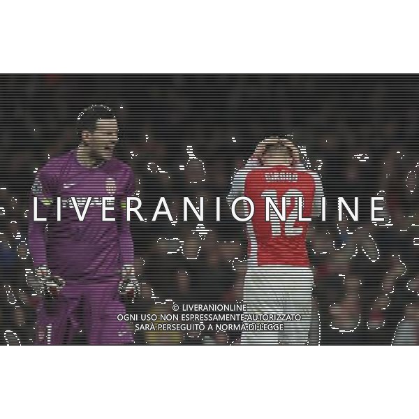 Arsenal\'s Olivier Giroud holds his head in his hands after a glaring 2nd half miss Photographer Ashley Western/CameraSport Football - UEFA Champions League Second Round 1st Leg - Arsenal v Monaco - Wednesday 25th February 2015 - Emirates Stadium - London © CameraSport - 43 Linden Ave. Countesthorpe. Leicester. England. LE8 5PG - Tel: +44 (0) 116 277 4147 - admin@camerasport.com - www.camerasport.com AG ALDO LIVERANI SAS ONLY ITALY