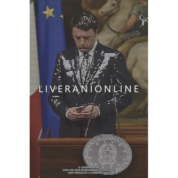 Roma - 26/02/2015 - Palazzo Chigi - Il Presidente del Consiglio dei Ministri Matteo Renzi incontra il segretario generale della Nato Jens Stoltenberg - nella foto: Matteo Renzi osserva il telefono durante la conferenza stampa / Ph. Fabrizio Corradetti - Ag. Aldo Liverani sas