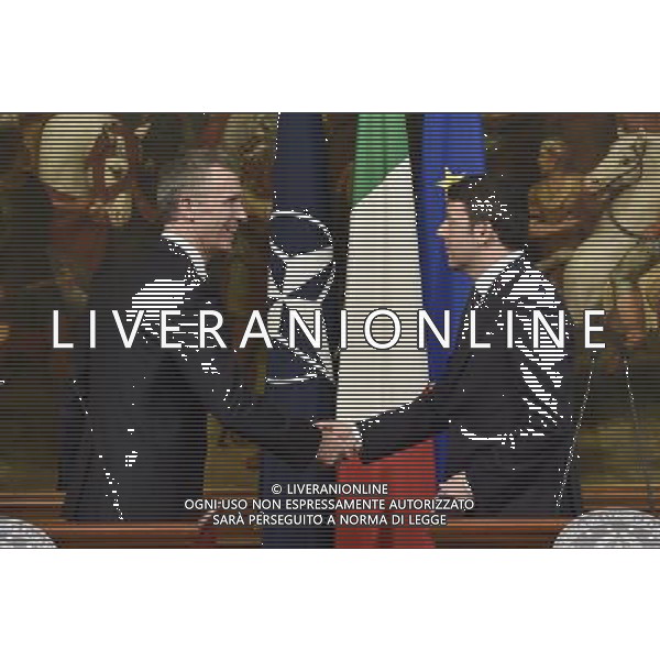 Roma - 26/02/2015 - Palazzo Chigi - Il Presidente del Consiglio dei Ministri Matteo Renzi incontra il segretario generale della Nato Jens Stoltenberg - nella foto: Matteo Renzi saluta Jens Stoltenberg al termine della conferenza stampa / Ph. Fabrizio Corradetti - Ag. Aldo Liverani sas