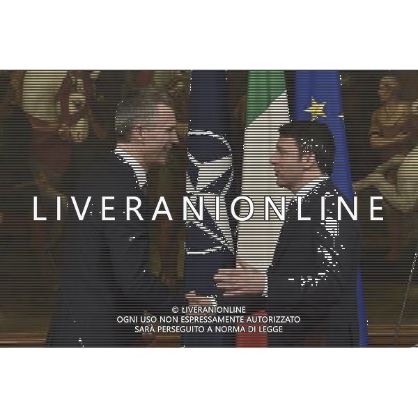 Roma - 26/02/2015 - Palazzo Chigi - Il Presidente del Consiglio dei Ministri Matteo Renzi incontra il segretario generale della Nato Jens Stoltenberg - nella foto: Matteo Renzi saluta Jens Stoltenberg al termine della conferenza stampa / Ph. Fabrizio Corradetti - Ag. Aldo Liverani sas