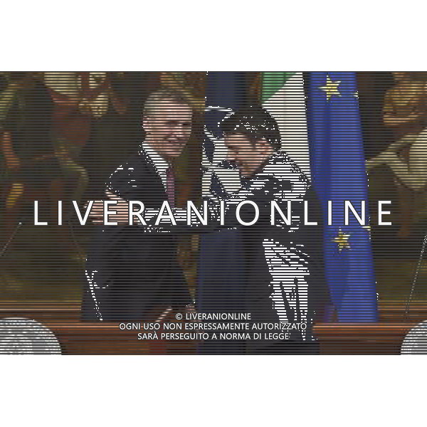 Roma - 26/02/2015 - Palazzo Chigi - Il Presidente del Consiglio dei Ministri Matteo Renzi incontra il segretario generale della Nato Jens Stoltenberg - nella foto: Matteo Renzi saluta Jens Stoltenberg al termine della conferenza stampa / Ph. Fabrizio Corradetti - Ag. Aldo Liverani sas