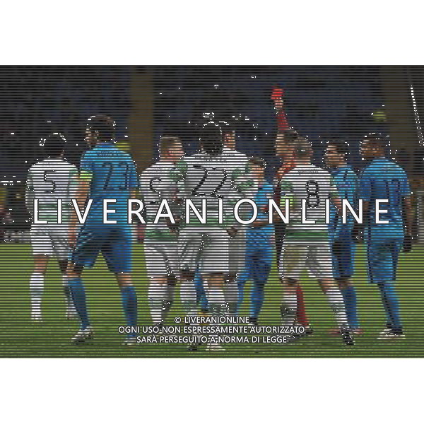 UEFA Europa League 2014/2015 Sedicesimi di Finale Ritorno Milano - 26.02.2015 Inter-Celtic Nella Foto: arbitro estrae il cartellino rosso per l\'espulsione di van dijk /Ph.Vitez-Ag. Aldo Liverani