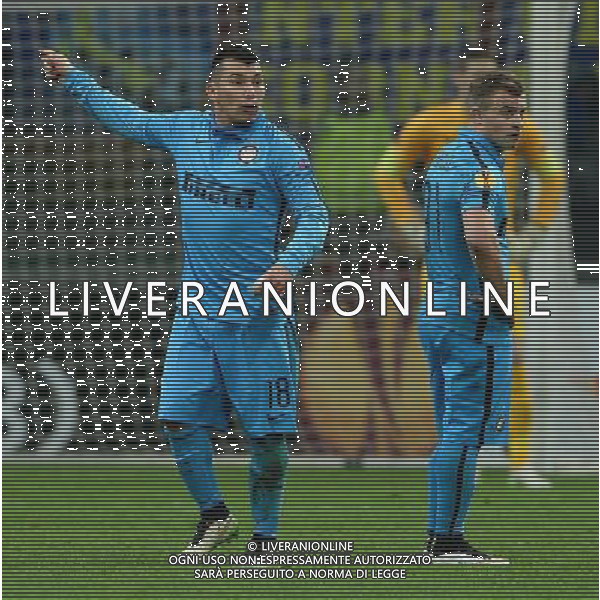 UEFA Europa League 2014/2015 Sedicesimi di Finale Ritorno Milano - 26.02.2015 Inter-Celtic Nella Foto: shaqiri e medel da indicazioni con il bigliettino che mancini ha dato a ranocchia /Ph.Vitez-Ag. Aldo Liverani