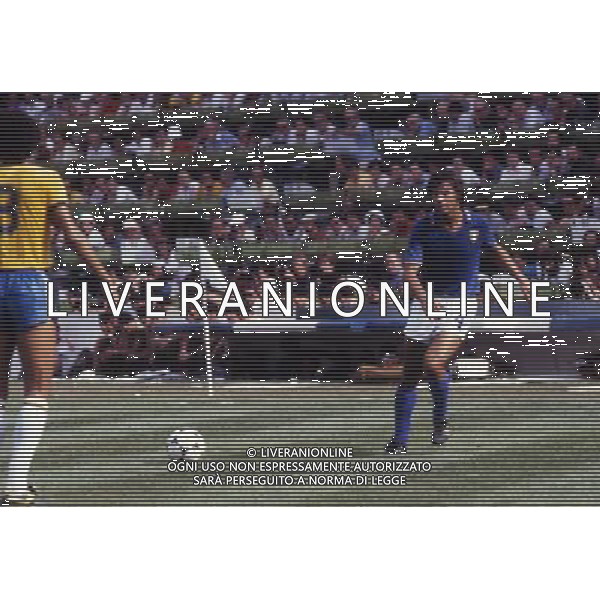 RETROSPETTIVA ANTONIO CABRINI CALCIATORE NELLA FOTO ANTONIO CABRINI CON LA MAGLIA DELLA NAZIONALE ITALIANA AI MONDIALI SPAGNA 1982 CONTRO IL BRASILE AG ALDO LIVERANI SAS