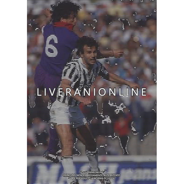 RETROSPETTIVA ANTONIO CABRINI CALCIATORE NELLA FOTO ANTONIO CABRINI CON LA MAGLIA DELLA JUVENTUS CONTRO DANIEL PASSARELLA AG ALDO LIVERANI SAS