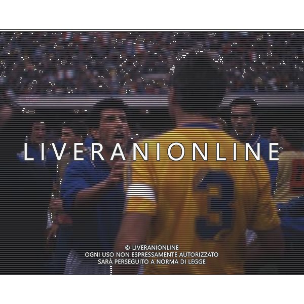 RETROSPETTIVA GLEN HYSEN CALCIATORE NELLA FOTO GLEN HYSEN CON LA MAGLIA DELLA NAZIONALE SVEZIA E SALVATORE BAGNI AG ALDO LIVERANI SAS