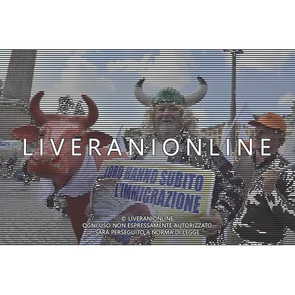 ROMA 28-02-2015 MANIFESTAZIONE DELLA LEGA NORD CONTRO RENZI A CASA ORGANIZZATA DA MATTEO SALVINI NELLA FOTO I MANIFESTANTI DELLA LEGA NORD FOTO FABRIZIO CORRADETTI-AG ALDO LIVERANI SAS