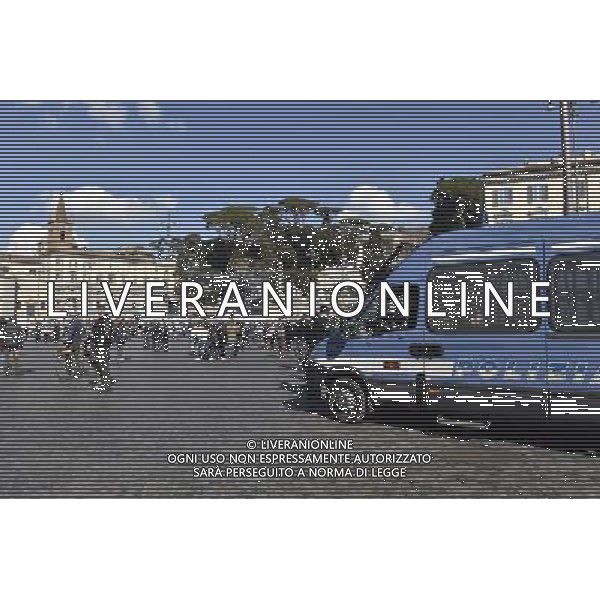 ROMA 28-02-2015 MANIFESTAZIONE DELLA LEGA NORD CONTRO RENZI A CASA ORGANIZZATA DA MATTEO SALVINI NELLA FOTO POLIZIA IN PIAZZA FOTO FABRIZIO CORRADETTI-AG ALDO LIVERANI SAS
