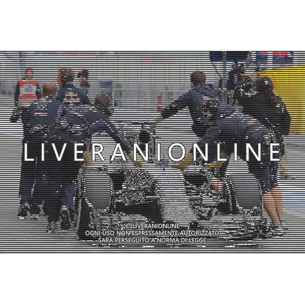 The Red Bull Racing RB11 of Daniel Ricciardo (AUS) Red Bull Racing RB11 is pushed down the pit lane by mechanics. 01.03.2015. Formula One Testing, Day Four, Barcelona, Spain. /Agenzia Aldo Liverani Sas - ITALY ONLY - EDITORIAL USE ONLY - TEST FORMULA1 BARCELLONA SPAGNA