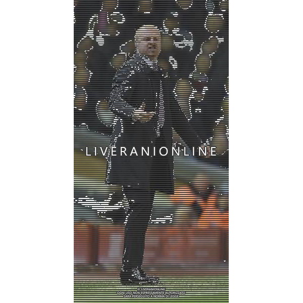 Burnley\'s Manager Sean Dyche shouts instructions to his team Photographer Dave Howarth/CameraSport Football - Barclays Premiership - Liverpool v Burnley - Wednesday 4th March 2015 - Anfield - Liverpool © CameraSport - 43 Linden Ave. Countesthorpe. Leicester. England. LE8 5PG - Tel: +44 (0) 116 277 4147 - admin@camerasport.com - www.camerasport.com /Agenzia Aldo Liverani sas - ITALY ONLY - EDITORIAL USE ONLY