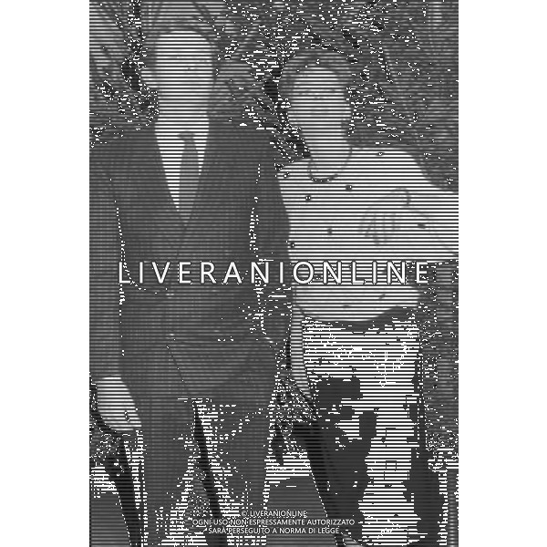 ENRICA BONACCORTI CONDUTTRICE TELEVISIVA CON STEFANO CASIRAGHI OSPITE DELLA TRSMISSIONE TELEVISIVA \'ITALIA SERA\' NEL 1985 - RETROSPETTIVA ©ARCHIVIO AGENZIA ALDO LIVERANI SAS