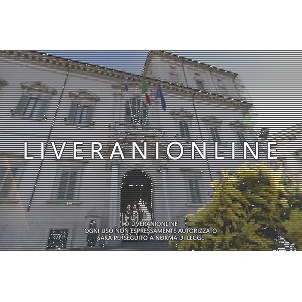Celebrazioni della \'Giornata Internazionale della Donna\' dedicata quest\'anno al tema \'Donne per la Terra\' al Palazzo del Quirinale a Roma 07 marzo 2015 nella foto Veduta esterna del Palazzo del Quirinale con mazzi di fiori di mimosa ©Corradetti/Agenzia Aldo Liverani sas