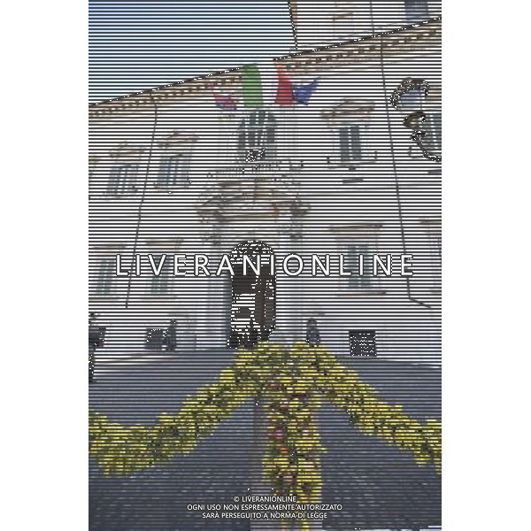 Celebrazioni della \'Giornata Internazionale della Donna\' dedicata quest\'anno al tema \'Donne per la Terra\' al Palazzo del Quirinale a Roma 07 marzo 2015 nella foto Veduta esterna del Palazzo del Quirinale con mazzi di fiori di mimosa ©Corradetti/Agenzia Aldo Liverani sas