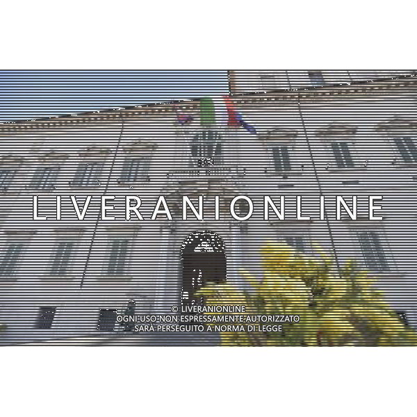 Celebrazioni della \'Giornata Internazionale della Donna\' dedicata quest\'anno al tema \'Donne per la Terra\' al Palazzo del Quirinale a Roma 07 marzo 2015 nella foto Veduta esterna del Palazzo del Quirinale con mazzi di fiori di mimosa ©Corradetti/Agenzia Aldo Liverani sas