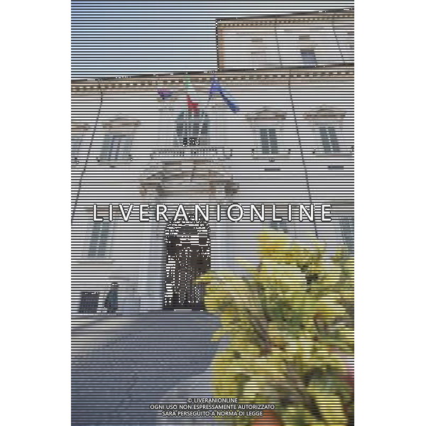 Celebrazioni della \'Giornata Internazionale della Donna\' dedicata quest\'anno al tema \'Donne per la Terra\' al Palazzo del Quirinale a Roma 07 marzo 2015 nella foto Veduta esterna del Palazzo del Quirinale con mazzi di fiori di mimosa ©Corradetti/Agenzia Aldo Liverani sas