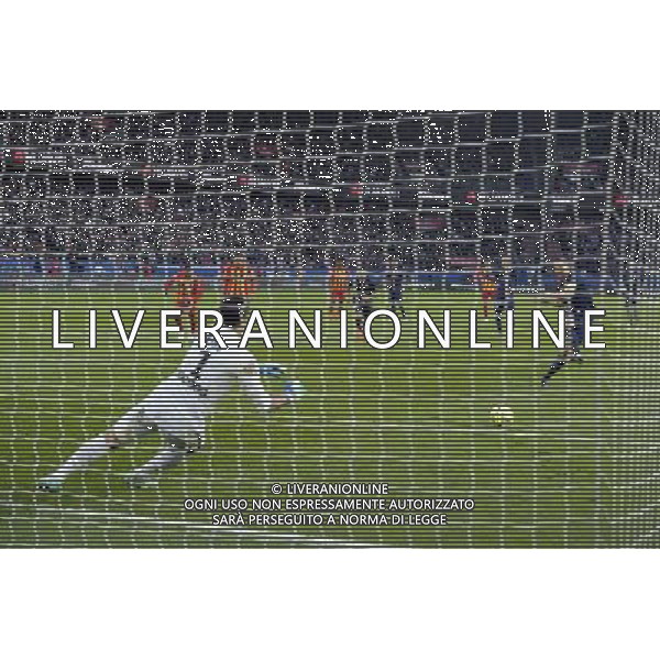 But sur Penalty de Zlatan IBRAHIMOVIC / Rudy RIOU - 07.03.2015 - PSG / Lens - 28eme journee de Ligue 1 Photo : Andre Ferreira / Icon Sport /Agenzia Aldo Liverani sas - ITALY ONLY - EDITORIAL USE ONLY