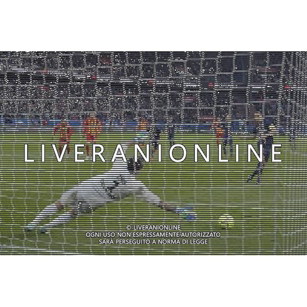 But sur Penalty de Zlatan IBRAHIMOVIC / Rudy RIOU - 07.03.2015 - PSG / Lens - 28eme journee de Ligue 1 Photo : Andre Ferreira / Icon Sport /Agenzia Aldo Liverani sas - ITALY ONLY - EDITORIAL USE ONLY