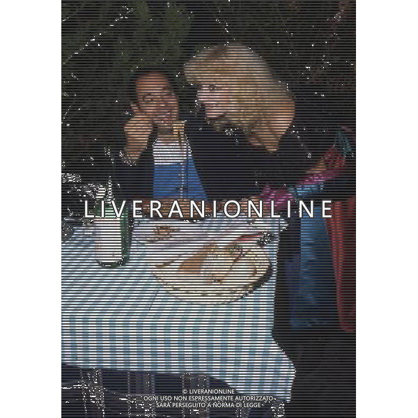 GIANNI BONCOMPAGNI CONDUTTORE, AUTORE E REGISTA TELEVISIVO CON RAFFAELLA CARRA\' NEL 1980 - RETROSPETTIVA ©ARCHIVIO AGENZIA ALDO LIVERANI SAS
