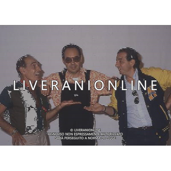 GIANNI BONCOMPAGNI CONDUTTORE, AUTORE E REGISTA TELEVISIVO CON DON LURIO E GIANCARLO MAGALLI NEL 1985 - RETROSPETTIVA ©ARCHIVIO AGENZIA ALDO LIVERANI SAS