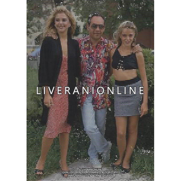 GIANNI BONCOMPAGNI CONDUTTORE, AUTORE E REGISTA TELEVISIVO CON CLAUDIA GERINI (MISS TEENAGER 85) E SIMONETTA EPIFANI (MISS TEENAGER 86) NEL 1986 - RETROSPETTIVA ©ARCHIVIO AGENZIA ALDO LIVERANI SAS