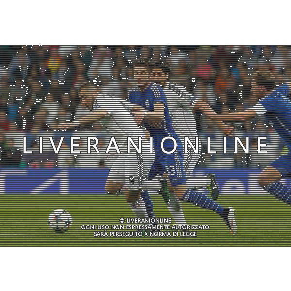 firo : 10.03.2015 Fu§ball, CL, Champions League, Saison 2014/2015, Achtelfinale,RŸckspiel, Real Madrid - FC Schalke 04 3:4 Karim Benzema, Christian Fuchs $worldrights,Es gelten unsere AGB, einsehbar auf www.firosportphoto.de, copyright by firo sportphoto: Coesfelder Str. 207 D-48249 DŸlmen www.firosportphoto.de mail@firosportphoto.de (V o l k s b a n k B o c h u m - W i t t e n ) BLZ.: 430 601 29 Kt. Nr.: 341 117 100 Tel:Ê +49-2594-9916004 Fax:Ê+49-2594-9916005 AG ALDO LIVERANI SAS ONLY ITALY