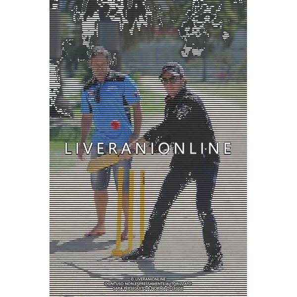 Sergio Perez (MEX) Sahara Force India F1 Team (Right) plays cricket in Albert Park with Brad Hodge (AUS) (Left) International Cricket Player. 10.03.2015. Formula 1 World Championship, Rd 1, Australian Grand Prix, Albert Park, Melbourne, Australia, Preparation Day. AG ALDO LIVERANI SAS ONLY ITALY