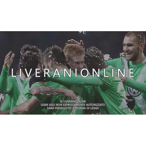firo Fu§ball,Fussball, 12.03.2015 UEFA Europa-League Saison 2014/2015 Achtelfinale, 1/8-Finale VFL Wolfsburg - Inter Mailand, Football Club Internazionale Milano, Wolfsburg, jubel, Torjubel, nach dem Tor zum 2-1, durch / mit Kevin de Bruyne, Jubeltraube $worldrightsEs gelten unsere AGB, einsehbar auf www.firosportphoto.de copyright by firo sportphoto: Coesfelder Str. 207 D- 48249 DŸlmen www.firosportphoto.de mail@firosportphoto.de (V o l k s b a n k B o c h u m - W i t t e n ) BLZ.: 430 601 29 Kt. Nr.: 341 117 100 Tel: +49-2594 - 9916004 Fax: +49-2594 - 9916005 /Agenzia Aldo Liverani sas - ITALY ONLY - EDITORIAL USE ONLY