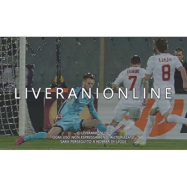 UEFA Europa League 2014/2015 Ottavi di Finale Andata Firenze - 12.03.2015 Fiorentina-Roma Nella Foto:fallo di neto su iturbe /Ph.Vitez-Ag. Aldo Liverani