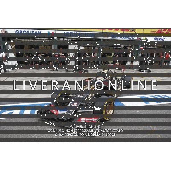 Pastor Maldonado (VEN) Lotus F1 E23 leaves the pits in qualifying. 14.03.2015. Formula 1 World Championship, Rd 1, Australian Grand Prix, Albert Park, Melbourne, Australia, Qualifying Day. AG ALDO LIVERANI SAS ONLY ITALY