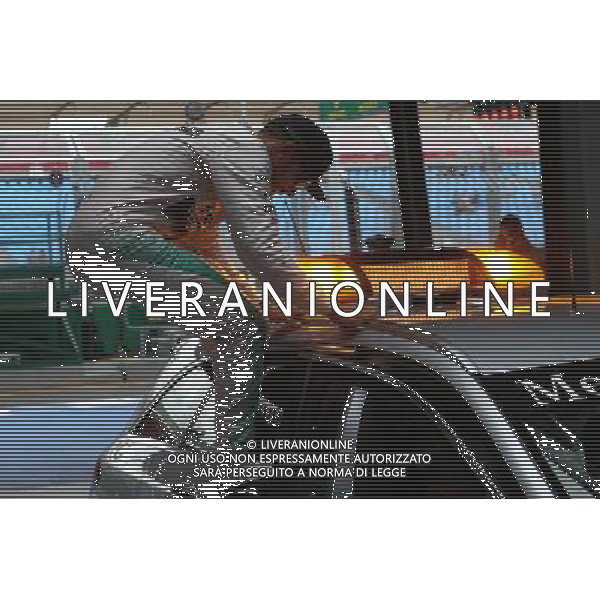 Lewis Hamilton (GBR) Mercedes AMG F1 jumping out of the medical car. 14.03.2015. Formula 1 World Championship, Rd 1, Australian Grand Prix, Albert Park, Melbourne, Australia, Qualifying Day. AG ALDO LIVERANI SAS ONLY ITALY