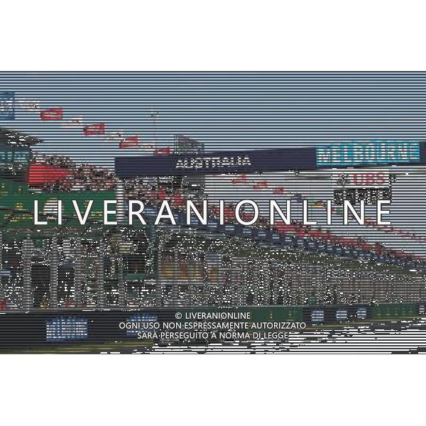 Race winner Lewis Hamilton (GBR) Mercedes AMG F1 W06 takes the chequered flag at the end of the race. 15.03.2015. Formula 1 World Championship, Rd 1, Australian Grand Prix, Albert Park, Melbourne, Australia, Race Day. AG ALDO LIVERANI SAS ONLY ITALY