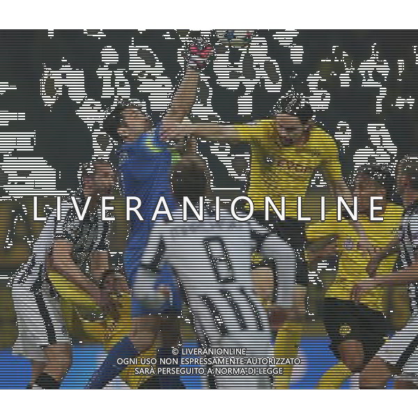 firo Fu§ball,Fussball, 18.03.2015 Uefa Champions League Achtelfinale , Saison 2014/2015 BVB Borussia Dortmund - Juventus Turn Gianluigi Buffon gegen subotic $worldrightsEs gelten unsere AGB, einsehbar auf www.firosportphoto.de copyright by firo sportphoto: /Agenzia Aldo Liverani sas - ITALY ONLY - EDITORIAL USE ONLY