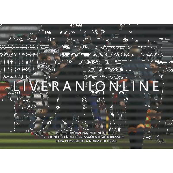 firo Fu§ball,Fussball, 18.03.2015 Uefa Champions League Achtelfinale , Saison 2014/2015 BVB Borussia Dortmund - Juventus Turn abbracci esultanza dopo il gol di carlos tevez $worldrightsEs gelten unsere AGB, einsehbar auf www.firosportphoto.de copyright by firo sportphoto: /Agenzia Aldo Liverani sas - ITALY ONLY - EDITORIAL USE ONLY