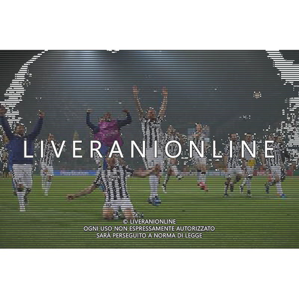Fu§ball, firo : 18.03.2015 CL, Champions League, Saison 2014/2015, BVB, Borussia Dortmund, Juventus Turin,0:3 Schlussjubel, Turin, gesamte Mannschaft, Gestik, Mimik, laufen auf die Fans zu, Carlos TŽvez, Juventus Turin, Leonardo Bonucci, Juventus Turin, Simone Pepe, Juventus Turin, Carlos TŽvez, Juventus Turin, Arturo Vidal, Juventus Turin, ganze Figur, esultanza a fine gara $worldrightsEs gelten unsere AGB, einsehbar auf www.firosportphoto.de, copyright by firo sportphoto: 