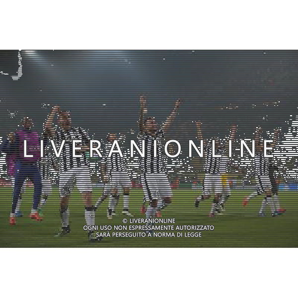 Fu§ball, firo : 18.03.2015 CL, Champions League, Saison 2014/2015, BVB, Borussia Dortmund, Juventus Turin,0:3 Schlussjubel, Turin, gesamte Mannschaft, Gestik, Mimik, laufen auf die Fans zu, Carlos TŽvez, Juventus Turin, Leonardo Bonucci, Juventus Turin, Simone Pepe, Juventus Turin, Carlos TŽvez, Juventus Turin, Arturo Vidal, Juventus Turin, ganze Figur, esultanza a fine gara $worldrightsEs gelten unsere AGB, einsehbar auf www.firosportphoto.de, copyright by firo sportphoto: 