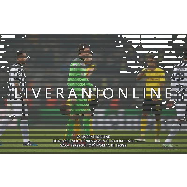 firo Fu§ball,Fussball, 18.03.2015 Uefa Champions League Achtelfinale , Saison 2014/2015 BVB Borussia Dortmund - Juventus Turin 0:3 Abgang EnttŠuscht EnttŠuschung Roman Weidenfeller $worldrightsEs gelten unsere AGB, einsehbar auf www.firosportphoto.de copyright by firo sportphoto: /Agenzia Aldo Liverani sas - ITALY ONLY - EDITORIAL USE ONLY