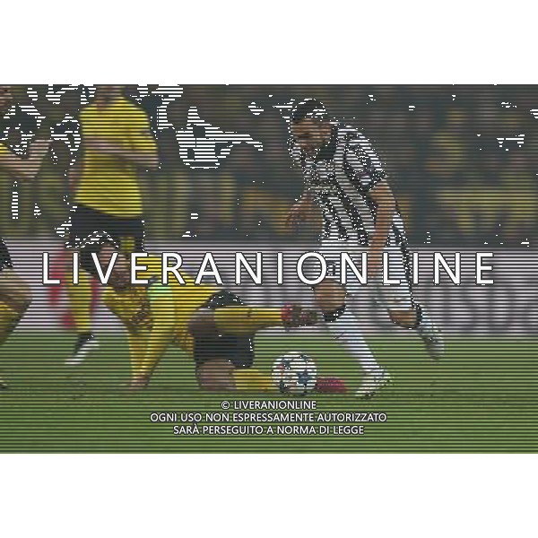 firo Fu§ball,Fussball, 18.03.2015 Uefa Champions League Achtelfinale , Saison 2014/2015 BVB Borussia Dortmund - Juventus Turin 0:3 Zweikampf Mats Hummels gegen Carlos Tevez $worldrightsEs gelten unsere AGB, einsehbar auf www.firosportphoto.de copyright by firo sportphoto: /Agenzia Aldo Liverani sas - ITALY ONLY - EDITORIAL USE ONLY