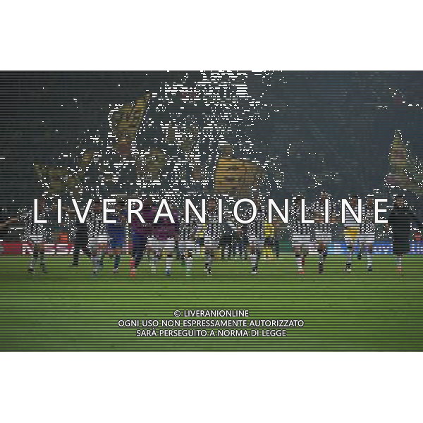 Fu§ball, firo : 18.03.2015 CL, Champions League, Saison 2014/2015, BVB, Borussia Dortmund, Juventus Turin,0:3 Schlussjubel, gesamte Mannschaft, kommen auf die Fans zu gerannt, mehr als fŸnf Personen, Jubel, Freude, $worldrightsEs gelten unsere AGB, einsehbar auf - esultanza fine gara www.firosportphoto.de, copyright by firo sportphoto: /Agenzia Aldo Liverani sas - ITALY ONLY - EDITORIAL USE ONLY