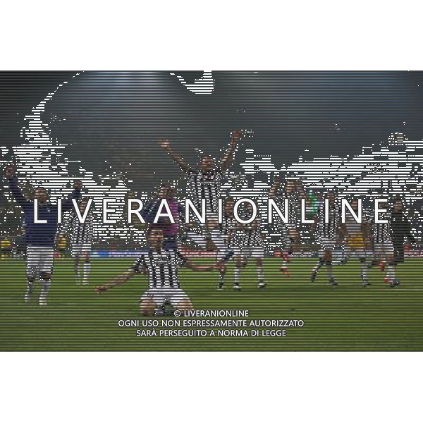 Fu§ball, firo : 18.03.2015 CL, Champions League, Saison 2014/2015, BVB, Borussia Dortmund, Juventus Turin,0:3 Schlussjubel, gesamte Mannschaft, kommen auf die Fans zu gerannt, mehr als fŸnf Personen, Jubel, Freude, $worldrightsEs gelten unsere AGB, einsehbar auf www.firosportphoto.de, esultanza fine gara copyright by firo sportphoto: /Agenzia Aldo Liverani sas - ITALY ONLY - EDITORIAL USE ONLY