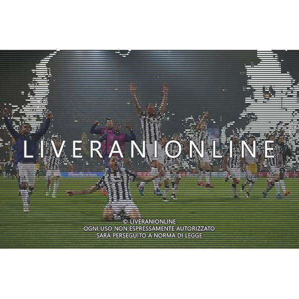 Fu§ball, firo : 18.03.2015 CL, Champions League, Saison 2014/2015, BVB, Borussia Dortmund, Juventus Turin,0:3 Schlussjubel, gesamte Mannschaft, kommen auf die Fans zu gerannt, mehr als fŸnf Personen, Jubel, Freude, $worldrightsEs gelten unsere AGB, einsehbar auf esultanza fine gara www.firosportphoto.de, copyright by firo sportphoto: /Agenzia Aldo Liverani sas - ITALY ONLY - EDITORIAL USE ONLY