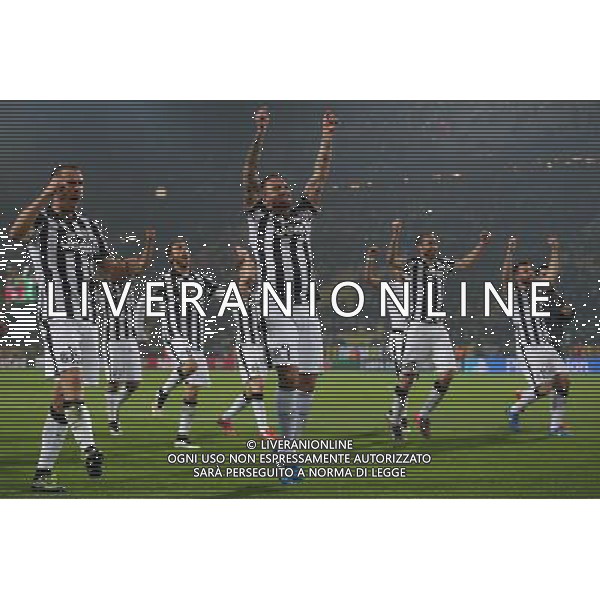 Fu§ball, firo : 18.03.2015 CL, Champions League, Saison 2014/2015, BVB, Borussia Dortmund, Juventus Turin,0:3 Schlussjubel, gesamte Mannschaft, kommen auf die Fans zu gerannt, mehr als fŸnf Personen, Jubel, Freude, $worldrightsEs gelten unsere AGB, einsehbar auf esultanza fine gara www.firosportphoto.de, copyright by firo sportphoto: /Agenzia Aldo Liverani sas - ITALY ONLY - EDITORIAL USE ONLY