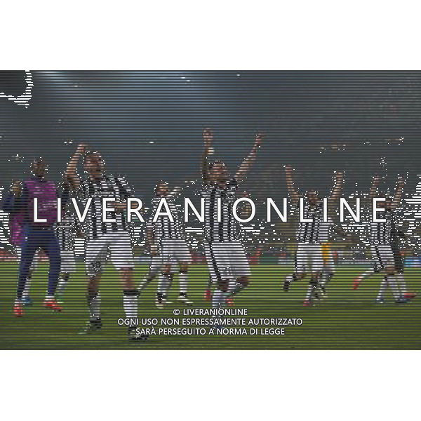 Fu§ball, firo : 18.03.2015 CL, Champions League, Saison 2014/2015, BVB, Borussia Dortmund, Juventus Turin,0:3 Schlussjubel, gesamte Mannschaft, kommen auf die Fans zu gerannt, mehr als fŸnf Personen, Jubel, Freude, $worldrightsEs gelten unsere AGB, einsehbar auf esultanza fine gara www.firosportphoto.de, copyright by firo sportphoto: /Agenzia Aldo Liverani sas - ITALY ONLY - EDITORIAL USE ONLY