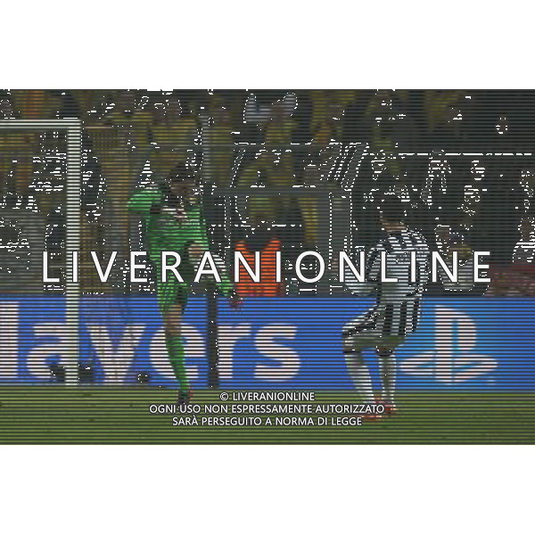 firo : 18.03.2015 Fu§ball, CL, Champions League,UEFA, Saison 2014/2015, Achtelfinale,RŸckspiel, BVB, Borussia Dortmund - Juventus Turin 0:3 Torwart Roman WEIDENFELLER, BVB, Parade gegen MORATA $worldrights,Es gelten unsere AGB, einsehbar auf www.firosportphoto.de, copyright by firo sportphoto: /Agenzia Aldo Liverani sas - ITALY ONLY - EDITORIAL USE ONLY